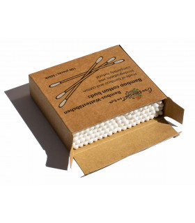 Une boite en carton ouverte avec des cotons tiges biodégradables en bambou