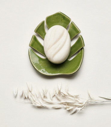 Ecological gift set composed of a ceramic soap dish and a bar shampoo