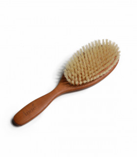 Brosse à cheveux en bois de poirier et soies de chèvres, de la marque Anaé