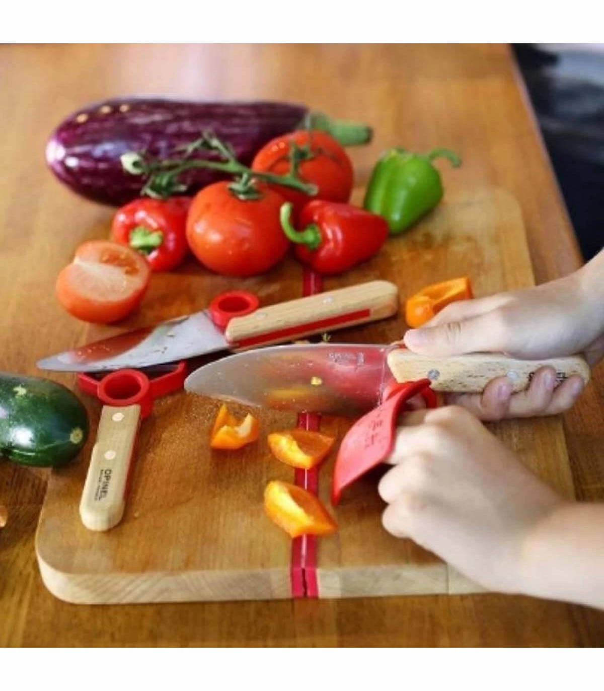 Coffret Petit Chef d'Opinel  Qui a dit que les enfants ne pouvaient pas  utiliser de couteaux dans la cuisine…? 🔪 Apprendre à cuisiner n'a jamais  été aussi facile et sûr ✌