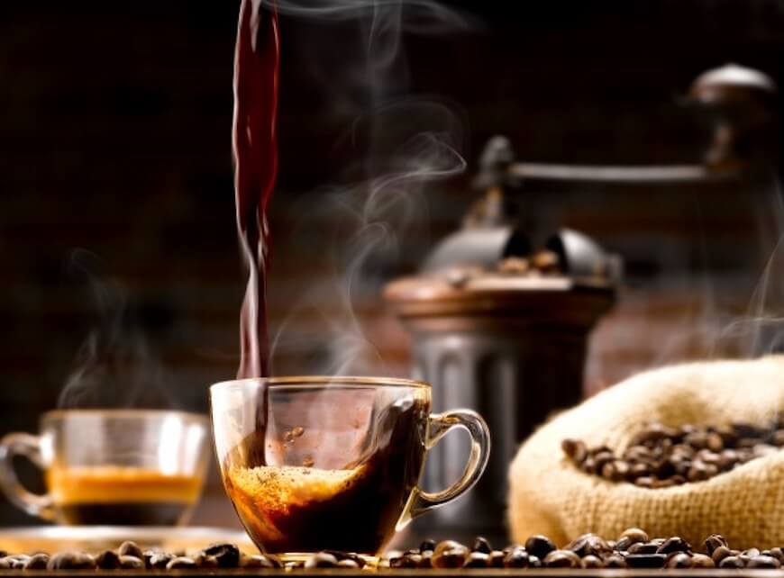 Cafetière à piston et café en grain – Le café qui fume