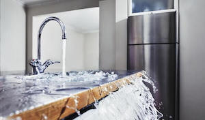 Astuces faciles et naturelles pour déboucher éviers et lavabos
